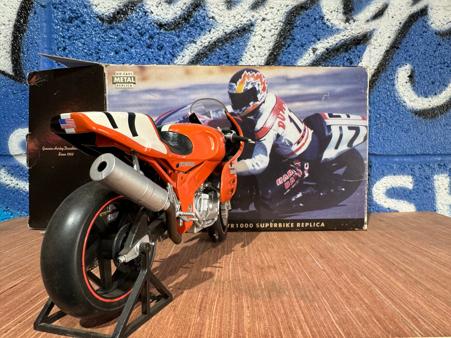 GENUINE HARLEY-DAVIDSON RACING VR1000 1:9 MODEL