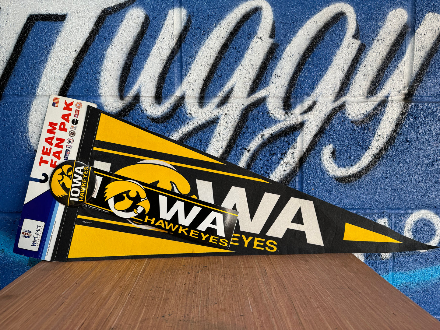 VINTAGE WINCRAFT IOWA HAWKEYES TEAM FAN PACK