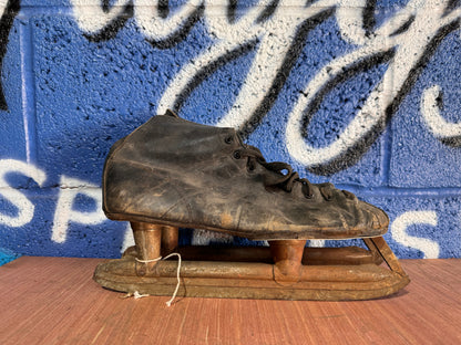 VINTAGE BLACK ICE SKATES SIZE5/6???