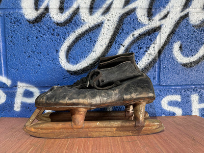 VINTAGE BLACK ICE SKATES SIZE5/6???