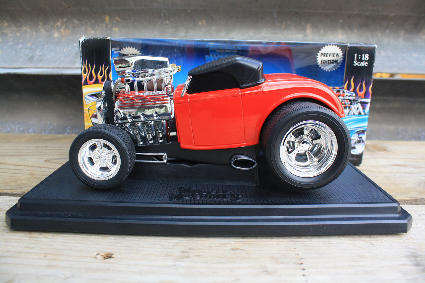 MUSCLE MASHINES 1932 ROADSTER 1:18 DIE CAST HOTROD MODEL BOXED