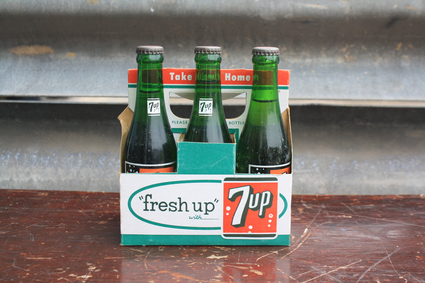 VINTAGE 1950S UNOPENED 7UP BOTTLES AND CARRIER