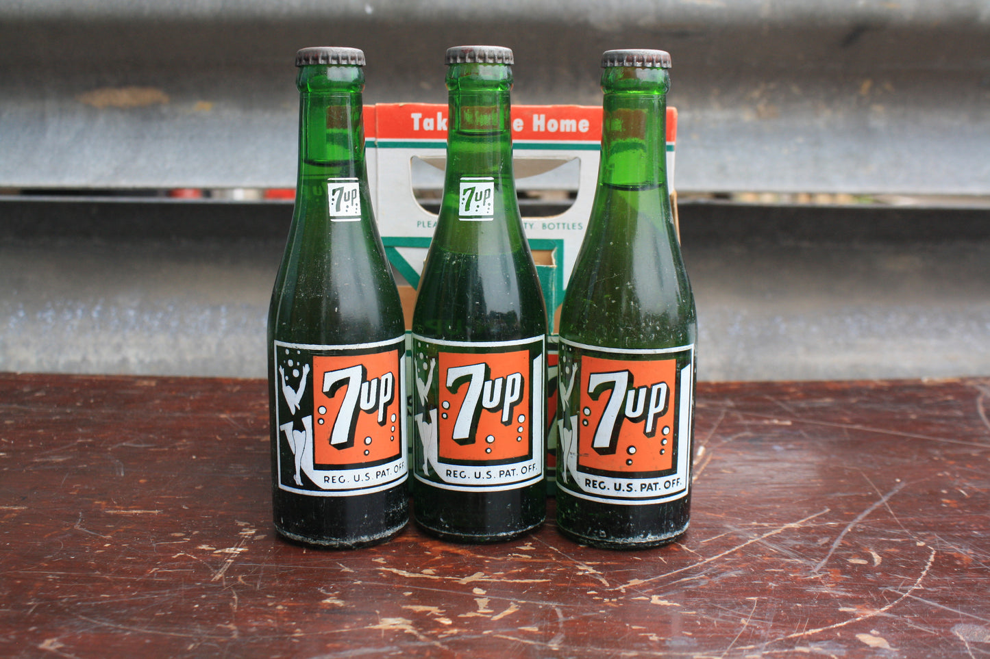 VINTAGE 1950S UNOPENED 7UP BOTTLES AND CARRIER