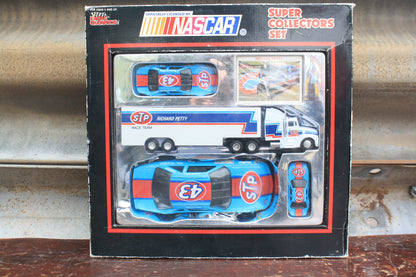 VINTAGE 1992 NASCAR RICHARD PETTY SUPER COLLECTORS SET