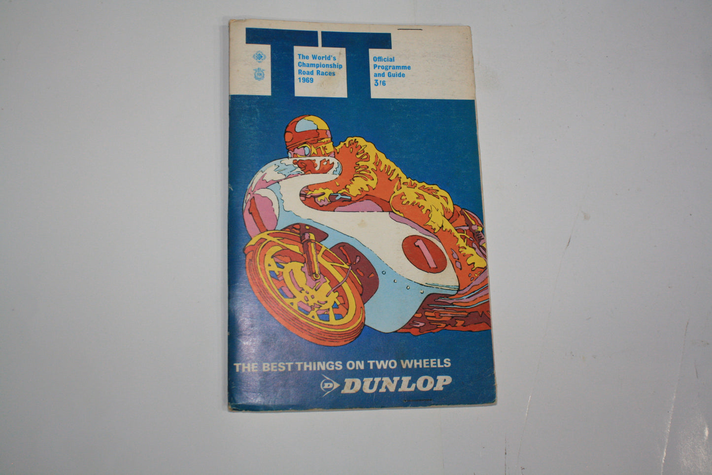 VINTAGE 1968-76 TT ISLE OF MAN OFFICIAL TRACK PROGRAMME AND GUIDES