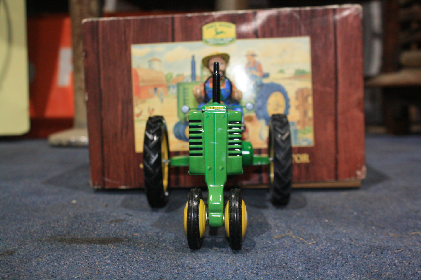 VINTAGE JOHN DEERE TRACTOR MODEL B TIN TOY