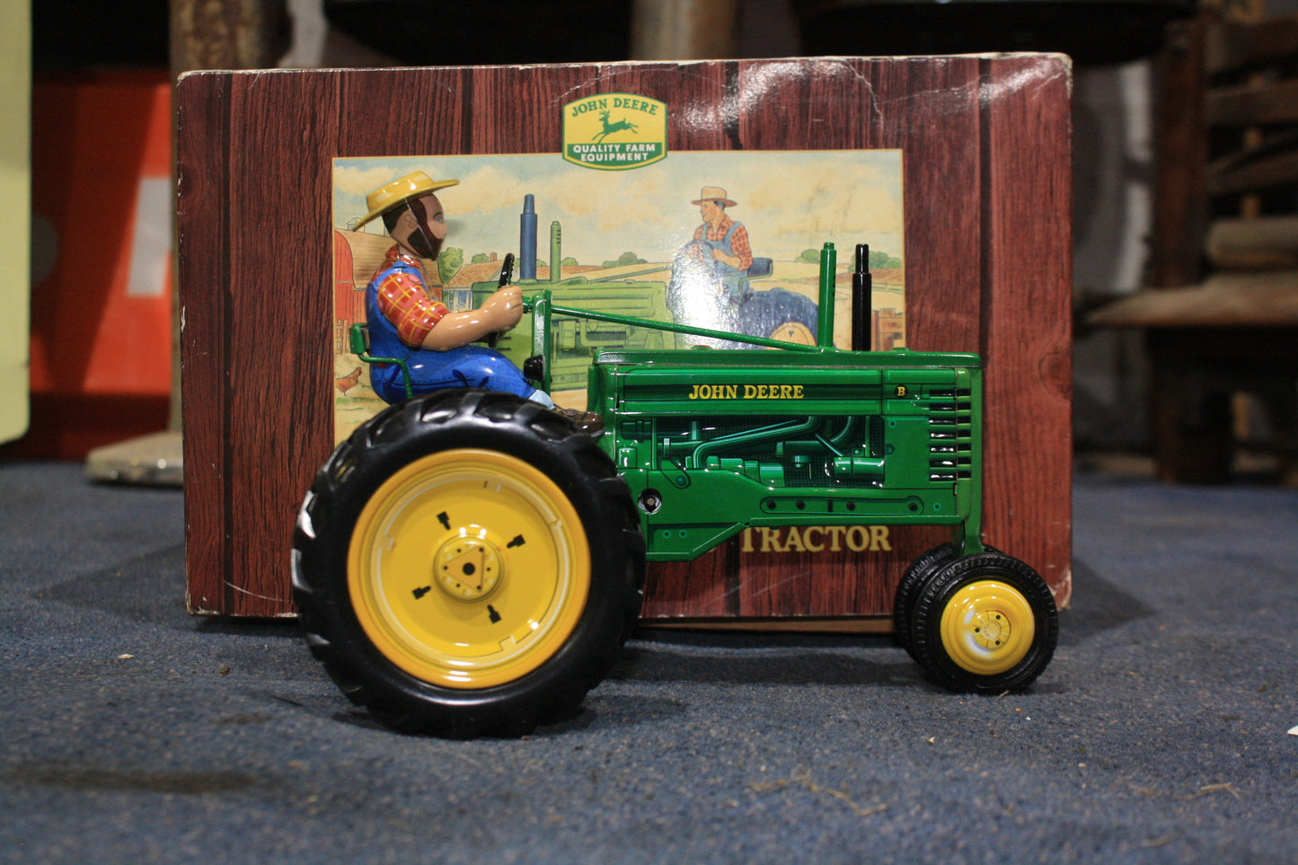 VINTAGE JOHN DEERE TRACTOR MODEL B TIN TOY