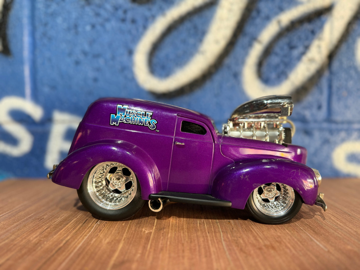 1940 PURPLE FORD SEDAN DELIVERY 1/18 SCALE MUSCLE MASHINES