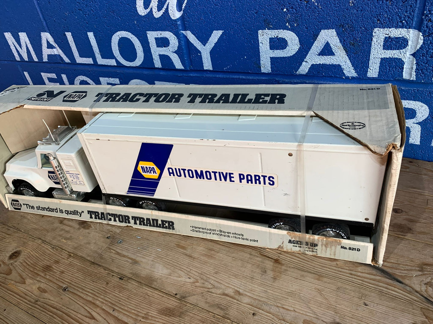 NYLINT NAPA STEEL LORRY TRACTOR TRAILER DISPLAY MODEL NO.821D